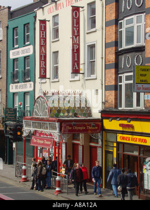 Olympia Theatre esterno a Dame Street, gente che passeggia, persone in attesa di attraversare, fotografato il giorno in 2003, Dublino, Irlanda Foto Stock