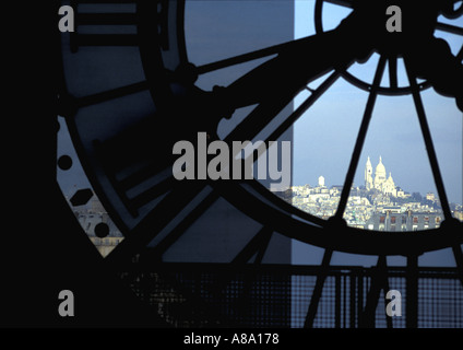 Parigi chiesa del Sacro Cuore a Montmartre visto attraverso il grande orologio in Musee D ORSAY Parigi Francia Europa Foto Stock