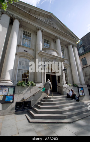 Chelsea Old Town Hall library di Kings Road London SW3 con il titolare di pensione o di rendita passaggi di arrampicata Foto Stock