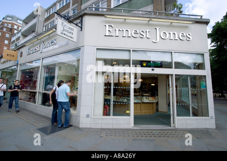 Ernest Jones Jewellers Kings Road Chelsea London, con gli amanti dello shopping che guardano dalla finestra Foto Stock