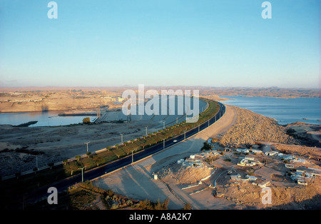 Aswan Alta Diga con il fiume Nilo sulla sinistra e lago Nasser sulla destra Aswan Egitto nord Africa Foto Stock