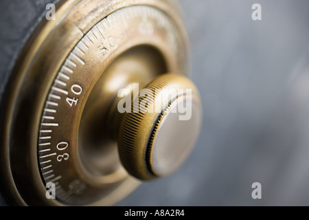 Esecuzione di una chiamata da una cassetta di sicurezza Foto Stock