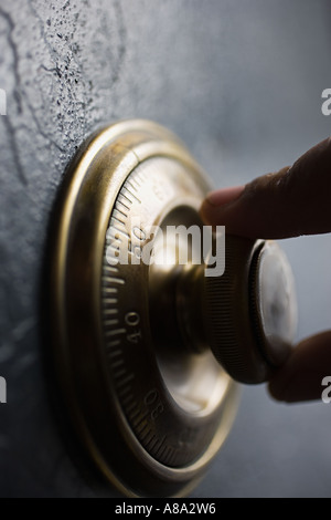 Persona apertura di una cassetta di sicurezza Foto Stock