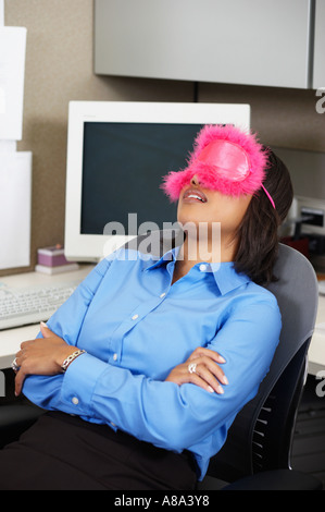 Business donna che dorme alla sua scrivania Foto Stock