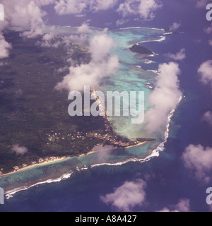 Veduta aerea Aleipate Beach e costa nel sud-est della punta dell'Isola Upolu Samoa Occidentali Oceano Pacifico del Sud Foto Stock