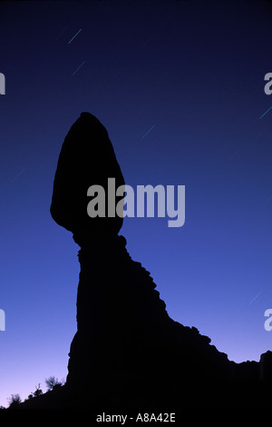 Roccia equilibrata stagliano contro il cielo stellato Arches National Park nello Utah Foto Stock