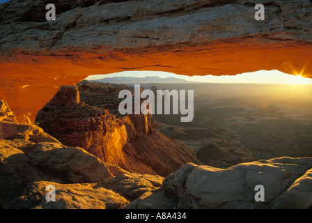 Sunrise luce riflettendo sulla Mesa Arch Island in the Sky District Canyonlands National Park nello Utah Foto Stock