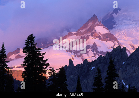 Sunrise su Little Tahoma Peak Il Parco Nazionale del Monte Rainier Washington Foto Stock