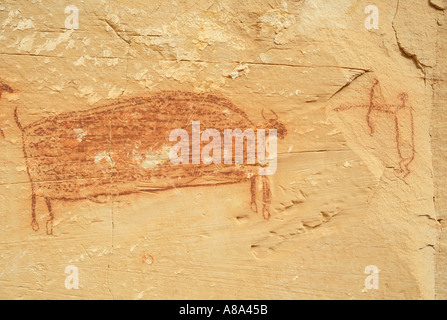 Hunter e bison petrograph sulla parete del canyon Horseshoe Canyon Unità Maze District Canyonlands National Park nello Utah Foto Stock