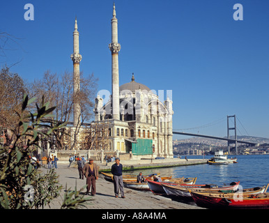 Istanbul Turchia Ortakoy Mosque sul lato europeo e il Bosforo ponte Bosforo al lato Asiatico Foto Stock