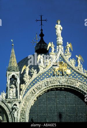 Basilica di San Marco la facciata esterna aspetto anteriore nel tardo pomeriggio di sole con angeli e la statua di San Marco Venezia Italia Foto Stock