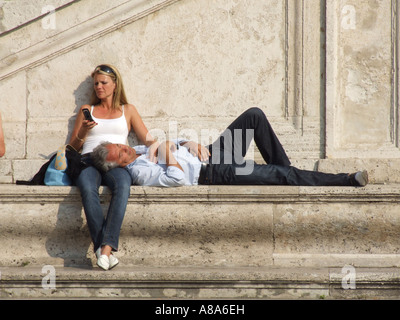 Giovane rilassante sul Campidoglio Campidoglio a Roma Italia Foto Stock