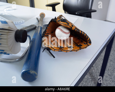 Attrezzatura da baseball sulla scrivania Foto Stock