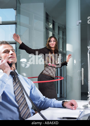 Lavoratore di ufficio giocando con hula hoop Foto Stock