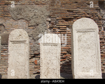 Iscrizione in latino su pietre tombali presso le terme di Diocleziano Museo di Roma Foto Stock
