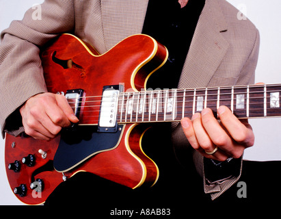 Close up di un chitarrista giocando a 67 vintage Gibson 335 Foto Stock