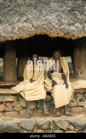 Konso uomini seduti in mora o casa comunale, Mecheke village, Konso regione sud Etiopia Foto Stock