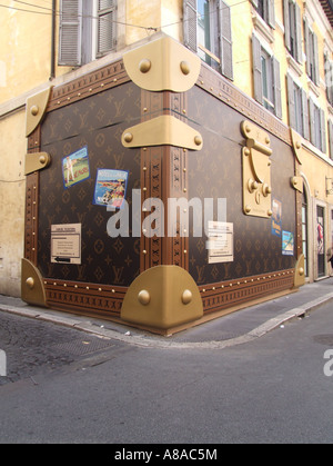 Yves Saint Laurent shop è in fase di ristrutturazione in via condotti street a roma italia Foto Stock