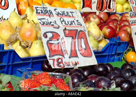 La frutta e la verdura in stallo del mercato succose susine libero commercio sul mercato trader capitalismo capitalista denaro commercio street market Foto Stock