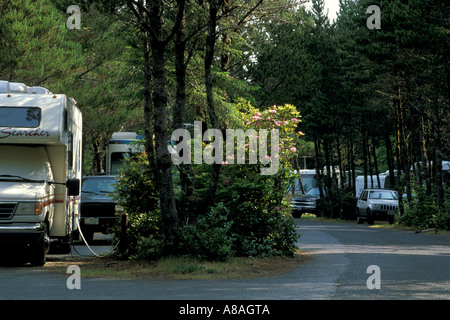 Camper RV s in campeggio foresta Beverly Beach State Park vicino a Newport Oregon Coast Foto Stock