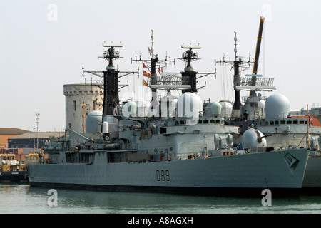 Il porto di Portsmouth Inghilterra HMS Exeter D89 cacciatorpediniere di nave da guerra nel famoso cantiere tipo 42 cacciatorpediniere Foto Stock