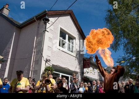 Mangiafuoco alla street parade di lanciare Keswick Jazz Festival Foto Stock