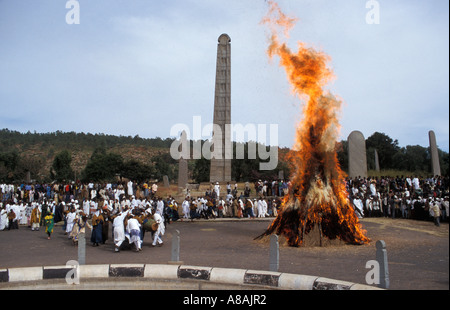 Meskel cerimonia nella parte anteriore del campo di stele di Axum, Etiopia Foto Stock