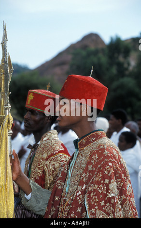 Ragazzo in possesso di una croce, Meskel cerimonia, Axum, Etiopia Foto Stock