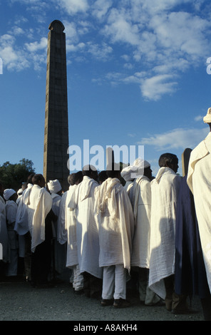 Meskel festival nella parte anteriore del campo di stele di Axum, Etiopia Foto Stock