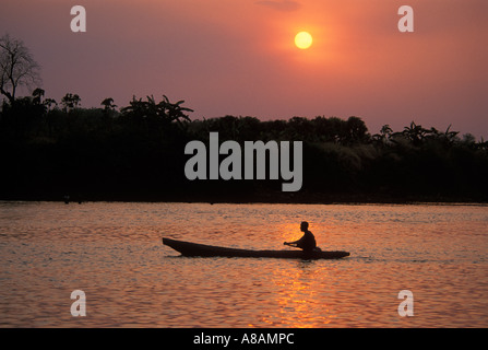 La pesca in canoa sul fiume Baro , Gambella , Etiopia Foto Stock