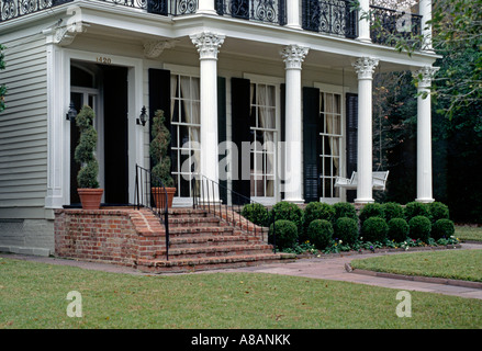 Parte anteriore portico con colonne di stile Meridionale MANSION nel Garden District di New Orleans in Louisiana Foto Stock