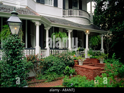 Veranda giardino di stile Meridionale MANSION nel Garden District di New Orleans in Louisiana Foto Stock