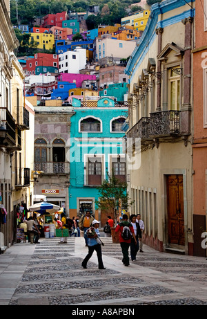 Balconi di ferro e luminosamente case colorate definire lo stile architettonico di GUANAJUATO MESSICO Foto Stock