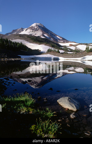 A sud la sorella riflessa in campeggio lago Tre Sorelle Wilderness Area Oregon Cascades Foto Stock