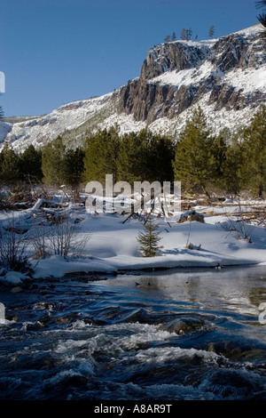 Un torrente scorre attraverso un paesaggio invernale in Deschutes National Forest vicino a tre insenature LAKE ROAD SORELLE OREGON Foto Stock