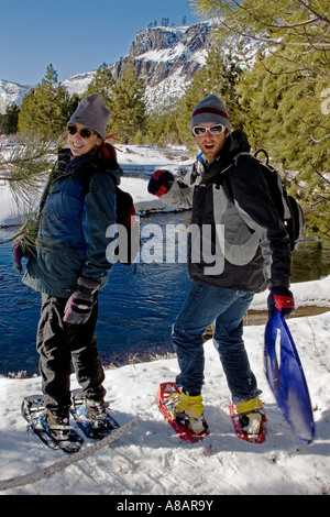 SNOW SHOEING in Deschutes National Forest vicino a tre insenature LAKE ROAD SORELLE OREGON MR Foto Stock