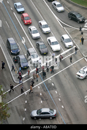 Vista aerea di pedoni e automobili Foto Stock
