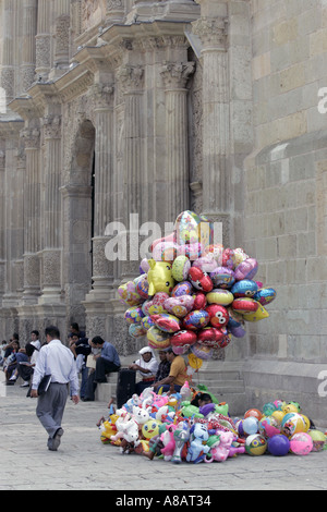 I venditori di strada che vendono palloncini davanti alla cattedrale di Oaxaca Messico Foto Stock