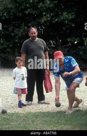 Giocare a bocce 1990s UK Village Fete Eastleach Turville Gloucestershire Inghilterra 1993 HOMER SYKES Foto Stock