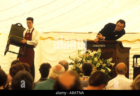 Lord Hindlip Christies Auctioneer. Asta vendita casa di campagna Newnham Hall Northamptonshire 1994, asta in corso. ANNI '90 REGNO UNITO HOMER SYKES Foto Stock