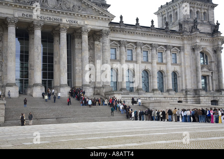 Coda di fronte il palazzo del Reichstag di Berlino, Germania Foto Stock