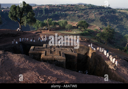 St George Chiesa o Bet Giorgis , la mattina presto messa , Lalibela , Etiopia Foto Stock