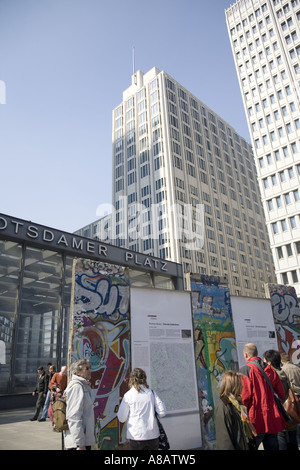 Muro di Berlino rimane, Potsdamer Platz, Berlin, Germania Foto Stock