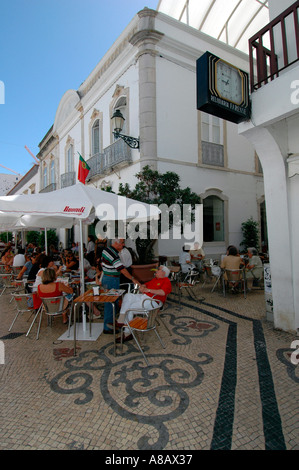 La gente si siede all'aperto nella caffetteria Gardy nella città di Faro in Algarve, Portogallo meridionale Foto Stock