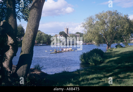 Otto di canottaggio sul fiume Tamigi, con Hampton chiesa, dal West Molesey, Surrey, England, Regno Unito Foto Stock