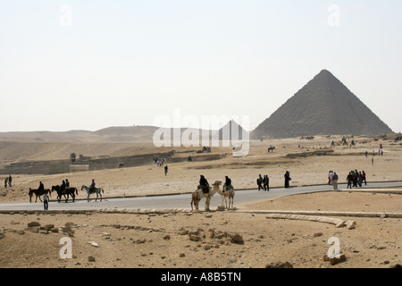 Paesaggio con i turisti in visita alle piramidi di Giza, Cairo, Egitto, Medio Oriente Foto Stock