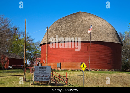 Storico fienile rotondo sul percorso 66 Arcadia Oklahoma USA Foto Stock