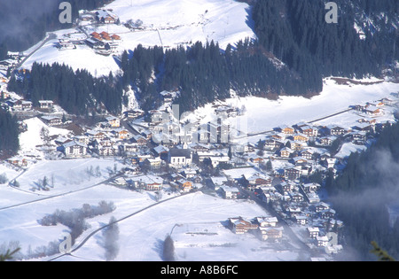 Guardando verso il basso sul villaggio di Scheffau Austria nella neve Foto Stock