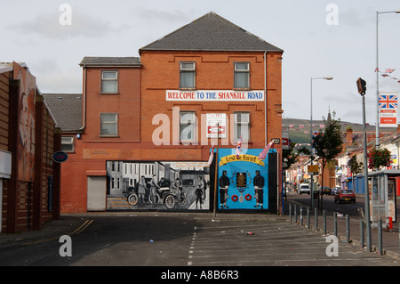 Il banner di benvenuto e il murale Foto Stock
