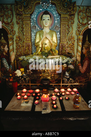 MALAYSIA Penang Island Georgetown Dharmikarama Tempio birmano candele illuminazione seduto grande statua del Buddha e piccoli di quelli d'oro. Foto Stock